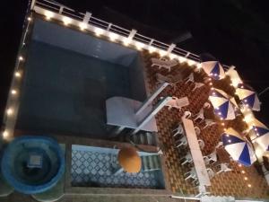 widok na basen w nocy z oświetleniem w obiekcie Eventos punta Real w mieście Playa de Chachalacas