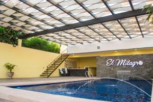 Bazén v ubytovaní Hotel EL MILAGRO alebo v jeho blízkosti