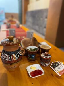 stół z miskami z jedzeniem i garnkiem w obiekcie TATA Hotel Boutique w Cuzco
