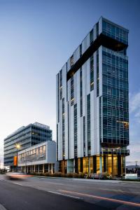 a tall glass building with a street in front of it at Versante Hotel in Richmond