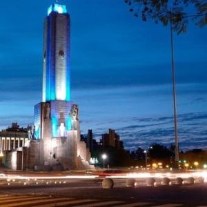een hoge toren met blauwe lichten in een stad 's nachts bij Laura in Rosario +15 foto's