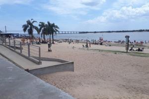 una playa con un montón de gente en ella en Laura en Rosario