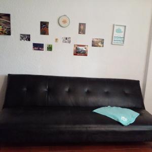 a black couch with a pillow in a room at @casa__grace in Cartagena de Indias