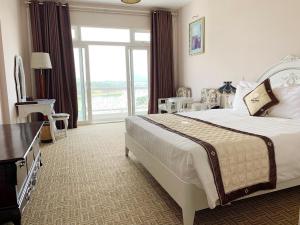 Postel nebo postele na pokoji v ubytování Ngoc Phat Dalat Hotel