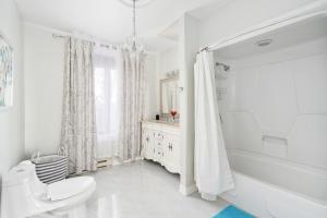 Um banheiro em Centennial 6-Bedroom Waterfront Palace Sleeps 14