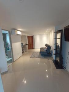 una sala de estar vacía con sofá y ventana en Apartaestudio Altamar en Cartagena de Indias