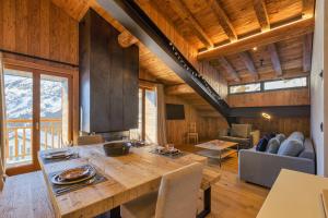 - un salon avec une grande table en bois dans une maison dans l'établissement La Ferme à Roland ski in - ski out - Happy Rentals, à Chamonix-Mont-Blanc