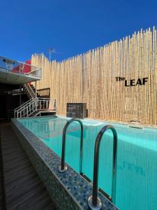 Bazén v ubytování The leaf&pool kohlarn เดอะลีฟ&พลู ที่พักเกาะล้าน nebo v jeho okolí