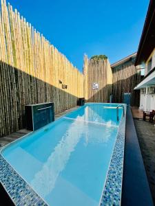 Bazén v ubytování The leaf&pool kohlarn เดอะลีฟ&พลู ที่พักเกาะล้าน nebo v jeho okolí