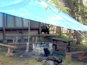 un telo blu sopra un tavolo da picnic e una tenda di Cottage Karuizawa a Karuizawa