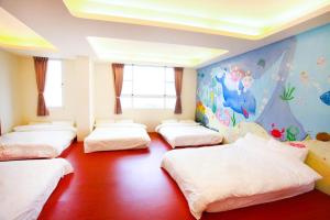 una camera con 4 letti e un murale per bambini di Mermaid B&B a Green Island