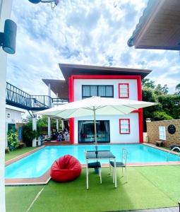 Bazén v ubytování Virawan pool kohlarn วิราวัน พูล รีสอร์ท ที่พักเกาะล้าน nebo v jeho okolí