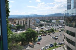 een uitzicht op een stad met auto's geparkeerd op een parkeerplaats bij Arpad Bridge Apartments in Boedapest