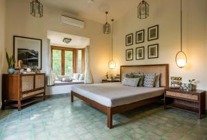 Ένα ή περισσότερα κρεβάτια σε δωμάτιο στο LohonoStays Estate de Escobar +22 φωτογραφίες