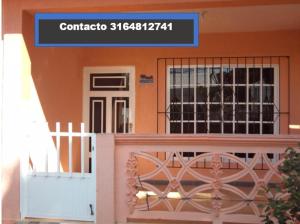 una casa con una puerta y un cartel en ella en Posada Nativa Shingle Hill, en San Andrés