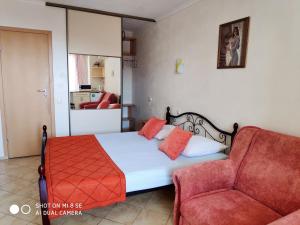 1 dormitorio con 1 cama y 1 sofá en Villa Blues Guest House, en Koktebel