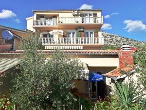 duży apartamentowiec z balkonem w obiekcie Villa in Starigrad near Paklenica National Park w mieście Starigrad-Paklenica +31 zdjęć