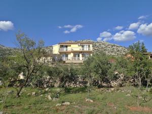 budynek na zboczu wzgórza w obiekcie Villa in Starigrad near Paklenica National Park w mieście Starigrad-Paklenica