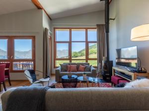 a living room with a couch and a tv at Appartement Les Arcs 1800, 5 pièces, 8 personnes - FR-1-352-59 in Arc 1800