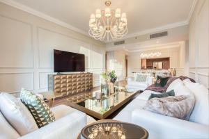 Posezení v ubytování Luxurious 3 Bedroom Apartment in Boulevard Point, Connected to Dubai Mall + 37 fotografií