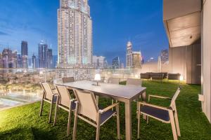 Bazén v ubytování Luxurious 3 Bedroom Apartment in Boulevard Point, Connected to Dubai Mall nebo v jeho okolí