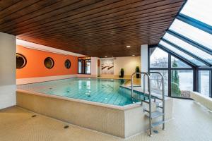 Bazén v ubytování Göbel's Seehotel Diemelsee nebo v jeho okolí
