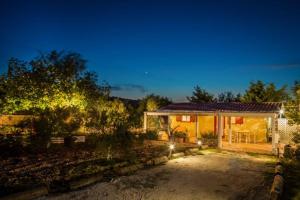 Zahrada ubytování THE OLIVE TREE COTTAGE
