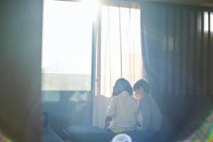 um homem e uma mulher sentados ao lado de uma janela em FAV HOTEL TAKAMATSU em Takamatsu