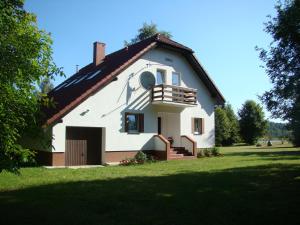 Biały dom z czerwonym dachem w obiekcie Bobrowa Dolina w Rynie