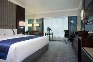 Holiday Inn Singapore Orchard City Centre by IHG客房内的一张或多张床位