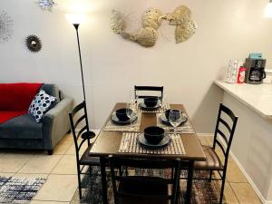 a table with chairs and a couch in a living room at Cosy House - 3 Bed, 2 Baths in The Woodlands in The Woodlands