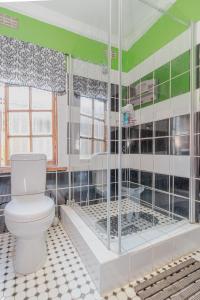 uma casa de banho com um WC e um chuveiro em The French Affaire em Parys