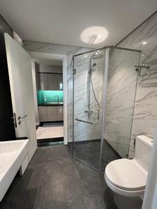 Un baño con ducha, inodoro y lavabo. en Căn hộ Altara 5 sao Quy Nhơn - Thiên Trang apartment, en Quy Nhon 35 fotos más
