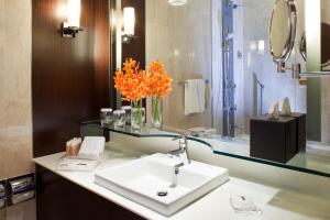 Holiday Inn Singapore Orchard City Centre by IHG的一间浴室