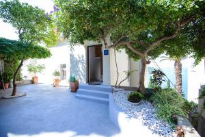 Vonkajšia záhrada v ubytovaní Apartment with the most beautiful sea view in Dubrovnik - family friendly