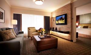 Holiday Inn Singapore Orchard City Centre by IHG的电视和/或娱乐中心