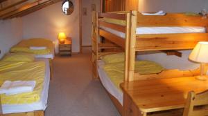 a room with two bunk beds in a cabin at Antika 215 in Verbier