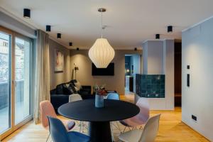 a dining room and living room with a table and chairs at Appart Hotel Knappaboda in Lech am Arlberg