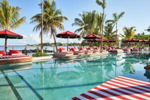 Bazén v ubytování LUX* Grand Baie Resort & Residences nebo v jeho okolí