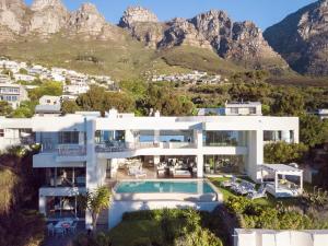 een luchtzicht op een huis met bergen op de achtergrond bij Hollywood Mansion & Spa Camps Bay in Kaapstad