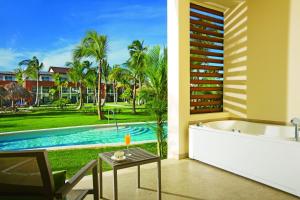 Bazén v ubytování Breathless Punta Cana Resort & Spa - Adults Only - All Inclusive nebo v jeho okolí