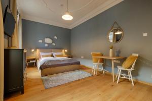 a bedroom with a bed and a table and chairs at homie stay am Schloss Apartments in Würzburg