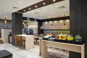 A cozinha ou cozinha compacta de Holiday Inn Vilnius by IHG