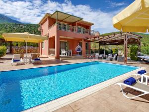 Villa con piscina y casa en Villa Nireaus, en Chaliotata