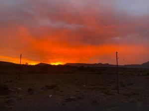 um pôr do sol no meio do deserto em Cape Karoo Guesthouse em Beaufort West