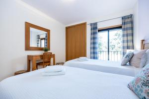 a bedroom with two beds and a window at Praia da Luz Monique Apartment in Luz