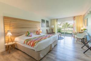 Ένα ή περισσότερα κρεβάτια σε δωμάτιο στο La Playa Orient Bay