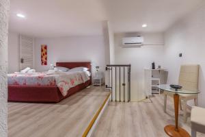 sypialnia z łóżkiem i stołem w obiekcie Bolognina Fair Functional Apartment w Bolonii