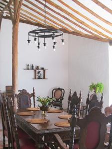 jadalnia ze stołem i krzesłami w obiekcie La Castiza w mieście Barichara
