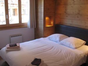 ヴェルビエにあるPort Croz Hautのベッドルーム1室(白いシーツと枕のベッド1台付)